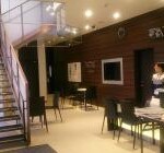 受付カウンターにスクールコーディネーターが常駐し、お越しになる皆様とのコミュニケーションを大切にしています。暖かい雰囲気でお迎えいたします!