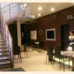 受付カウンターにスクールコーディネーターが常駐し、お越しになる皆様とのコミュニケーションを大切にしています。暖かい雰囲気でお迎えいたします!