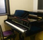 全室グランドピアノ! 初心者から本格的なレッスンを受けていただけます。