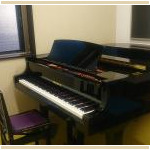 全室グランドピアノ! 初心者から本格的なレッスンを受けていただけます。
