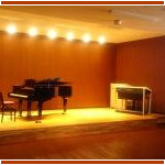 120名収容の大きなサロン。 発表会やイベント・コンサートなどで活用いただけます。