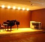 120名収容の大きなサロン。 発表会やイベント・コンサートなどで活用いただけます。