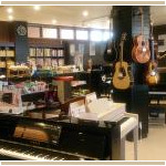 楽譜・楽器共にお求めいただけます。 知識豊かなスタッフにご相談ください。