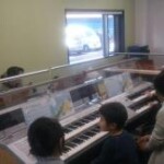 お友達と一緒に楽しく音楽を体験しています。 楽しみながら耳を育て、音楽のチカラもぐんと伸びます。