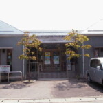 広い駐車場をそろえ、向かいには青波公園が広がります。