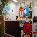 受付が笑顔で応対します。