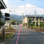 踏み切りを越えます。