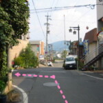 前方に坂城駅がある角を左に曲がります。