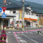 一時停止の交差点をナナメ右(道なり)に進みます。