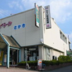 右手に「ジョイモールさかき」という建物が見えてきます。
この2階に坂城センターがあります。